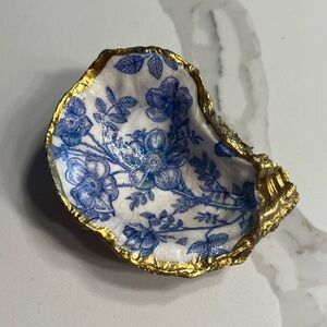 Decorative oyster shell